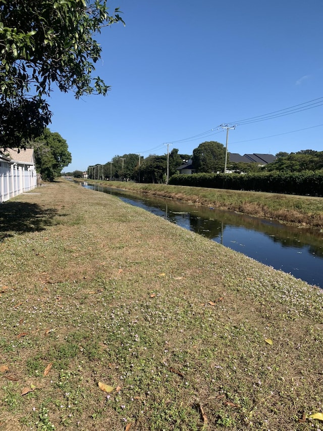 view of yard featuring a water view