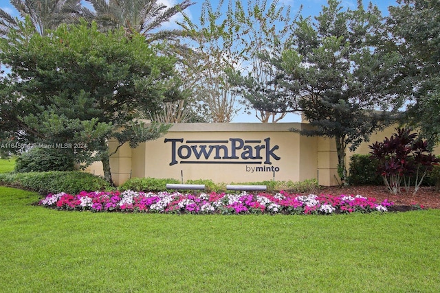 community sign featuring a yard