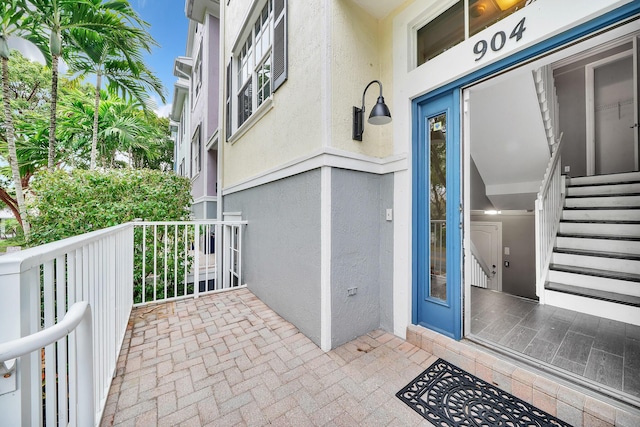 property entrance featuring a balcony