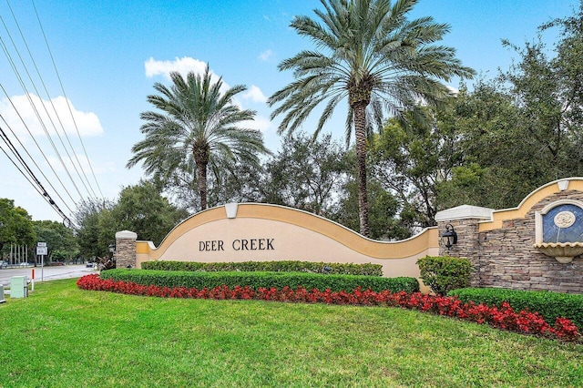 community / neighborhood sign featuring a lawn