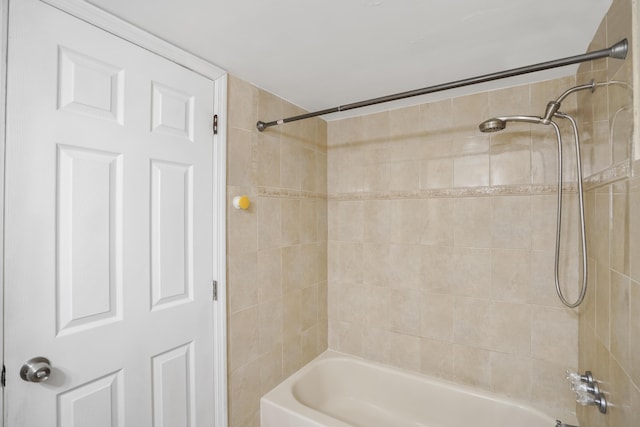 bathroom featuring tiled shower / bath combo