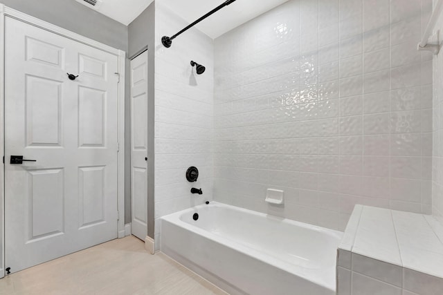 bathroom with tiled shower / bath