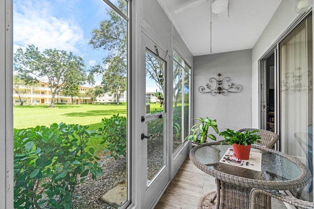 sunroom / solarium featuring ceiling fan