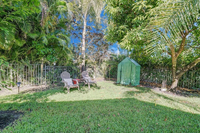 view of yard featuring a shed