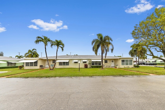 single story home with a front lawn