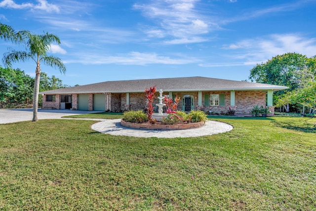 ranch-style house featuring a front yard