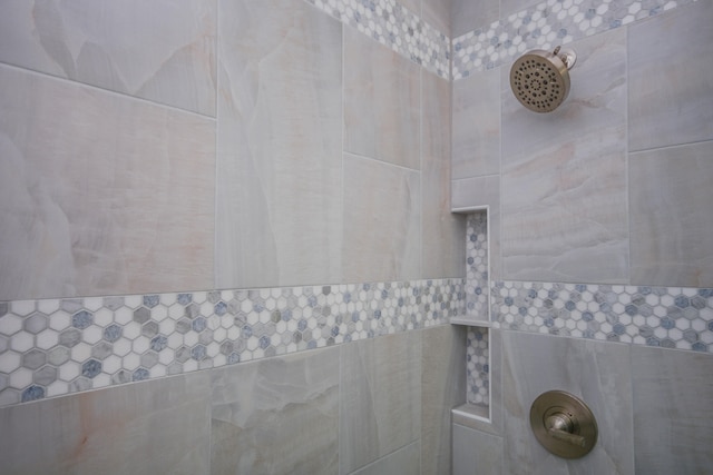 bathroom featuring a tile shower