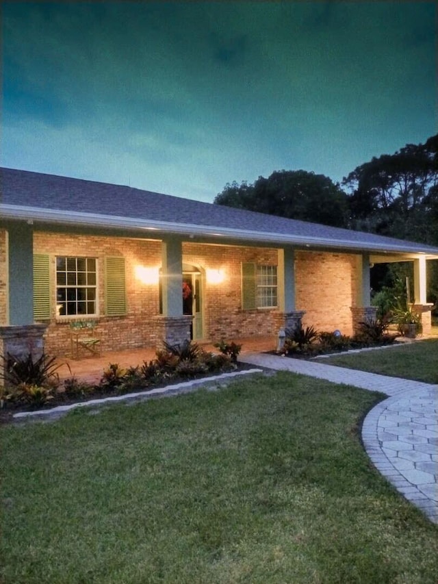 ranch-style home featuring a lawn