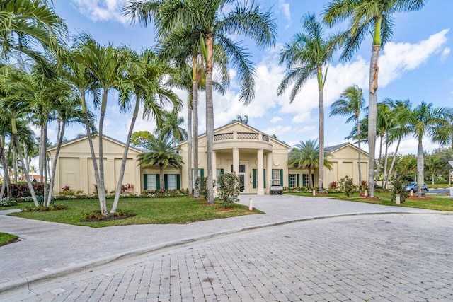 view of front facade with a front yard