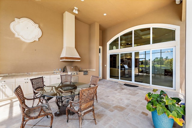 135 Playa Rienta Way, Palm Beach Gardens, FL 33418 - view of patio featuring an outdoor kitchen, a grill, and outdoor dining space