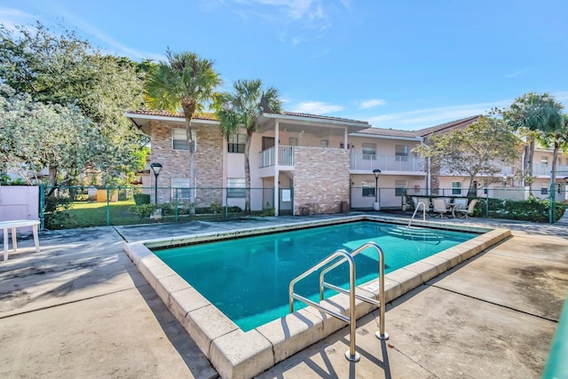 view of swimming pool