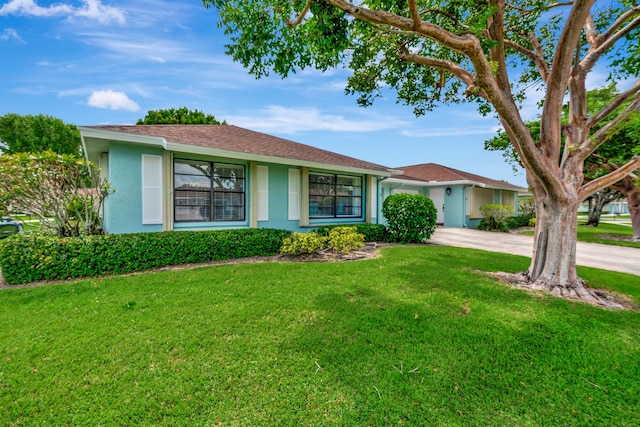 single story home featuring a front lawn