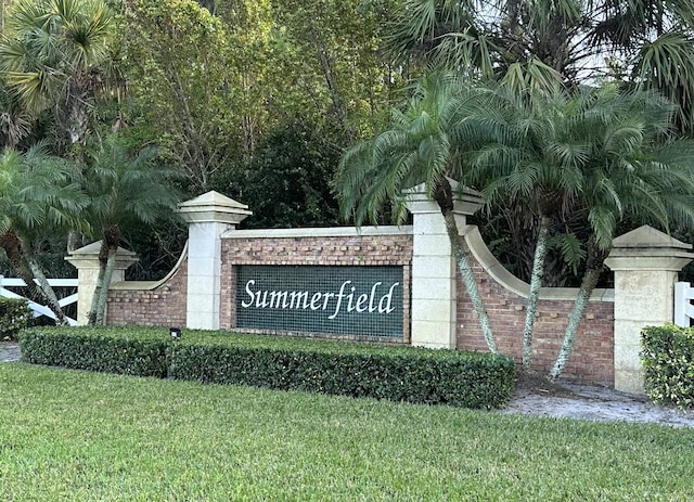 community sign with a yard