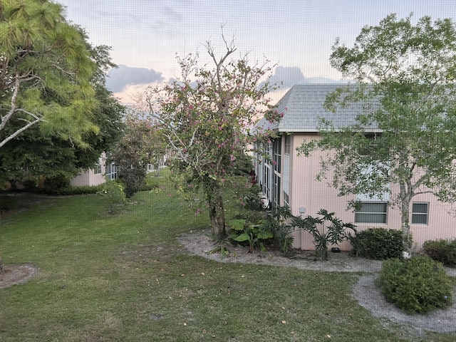 view of yard at dusk