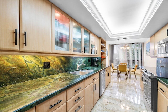 kitchen with sink, a notable chandelier, stainless steel appliances, a raised ceiling, and crown molding