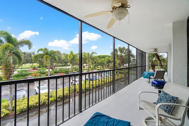 sunroom with ceiling fan