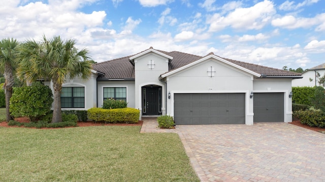 view of front of house featuring a garage and a front yard