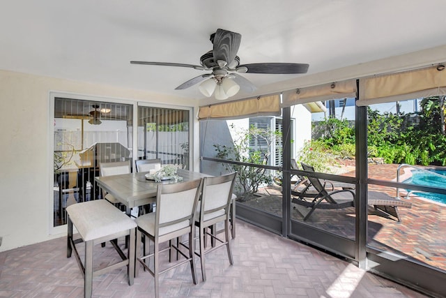 sunroom with ceiling fan