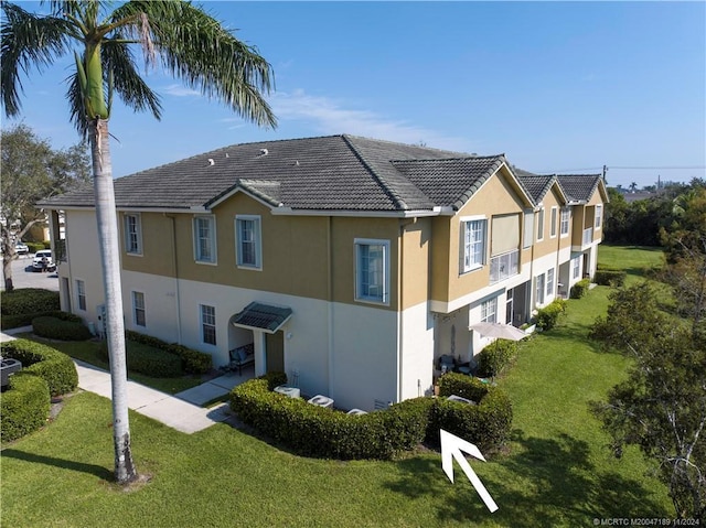 view of side of property featuring a yard