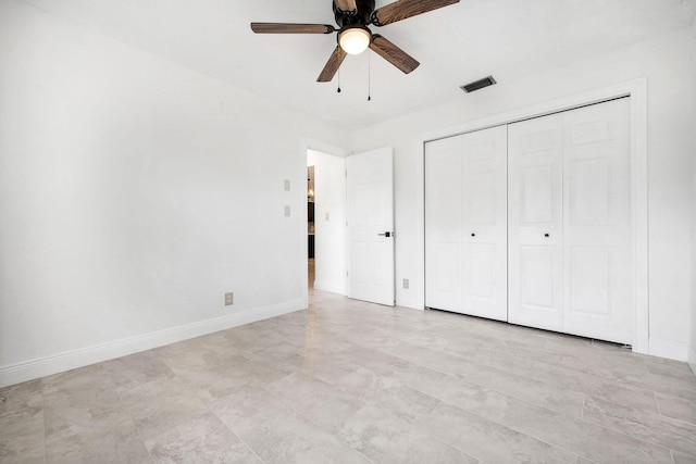 unfurnished bedroom featuring ceiling fan and a closet