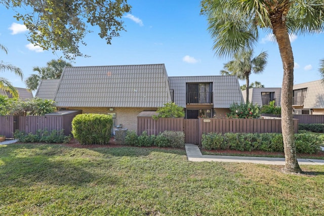 view of front of house featuring a front lawn