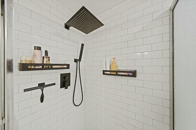 bathroom featuring tiled shower