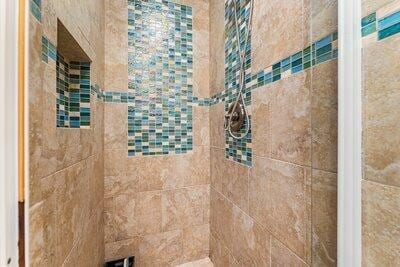 full bath featuring tiled shower