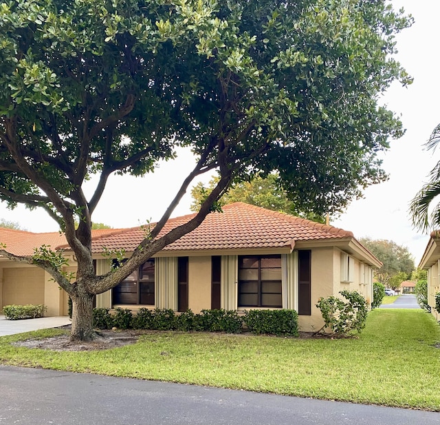 view of front of home featuring a front yard