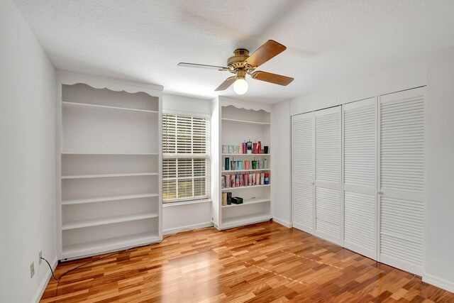 dining room featuring sink, a textured ceiling, a notable chandelier, light tile patterned flooring, and crown molding