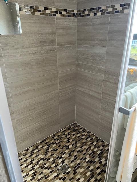 bathroom featuring a tile shower