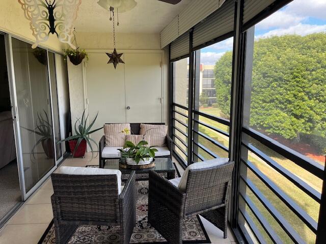 sunroom / solarium with ceiling fan