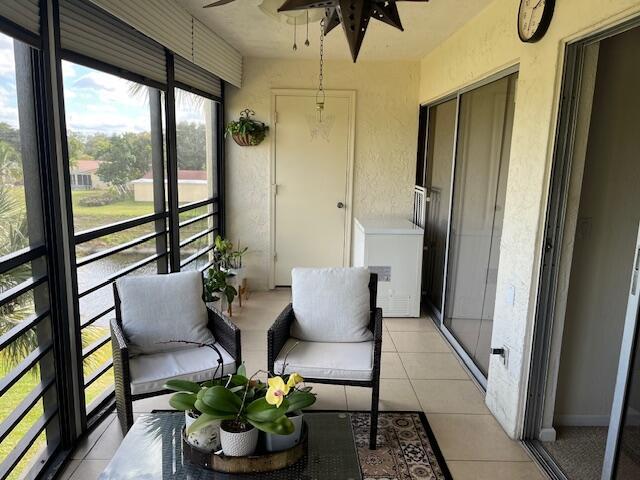 sunroom with ceiling fan