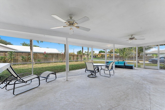 sunroom with ceiling fan