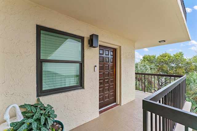 property entrance featuring a balcony