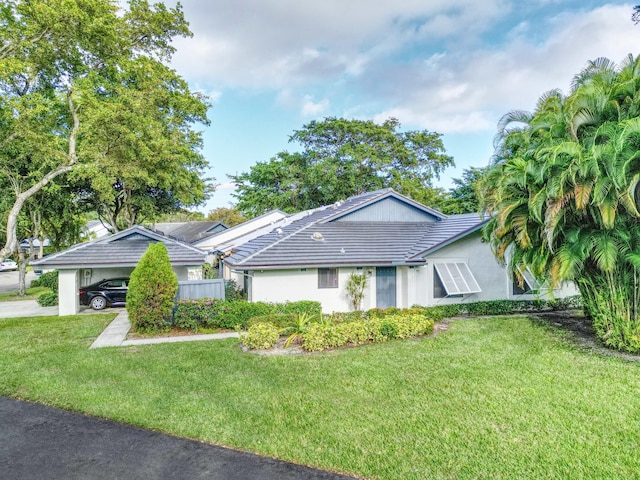 ranch-style home featuring a front lawn and a carport