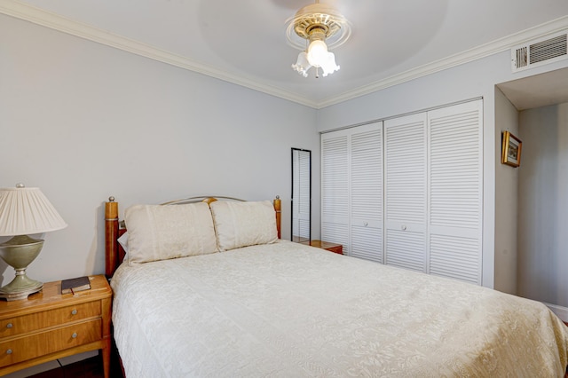 bedroom with a closet, ceiling fan, and ornamental molding