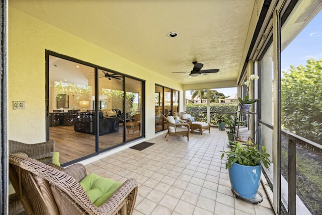 sunroom with ceiling fan