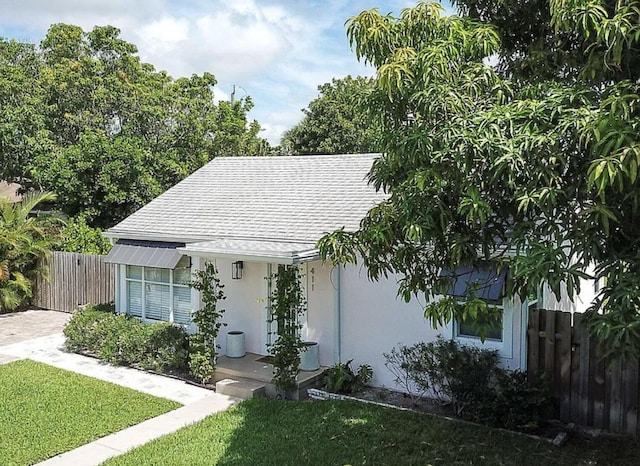 view of front of house featuring a front lawn