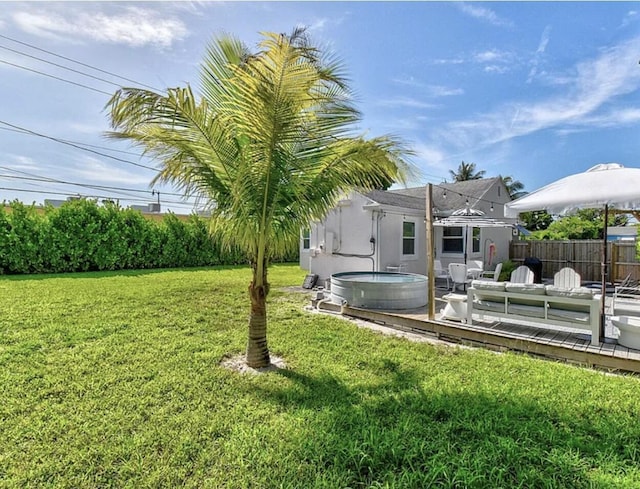 view of yard with a hot tub