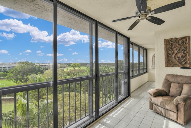 sunroom with ceiling fan