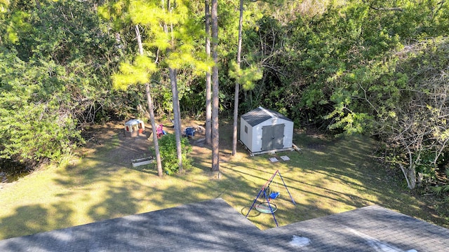 view of yard with a storage shed