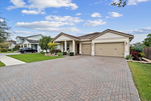 view of front of house featuring a front lawn and a garage