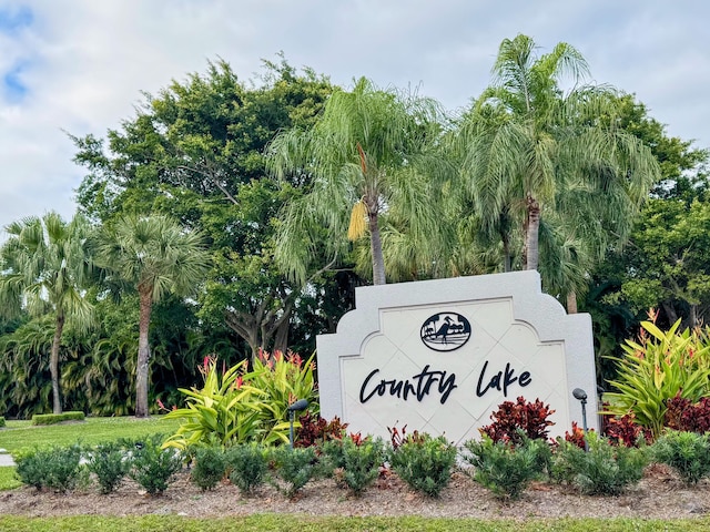 view of community / neighborhood sign