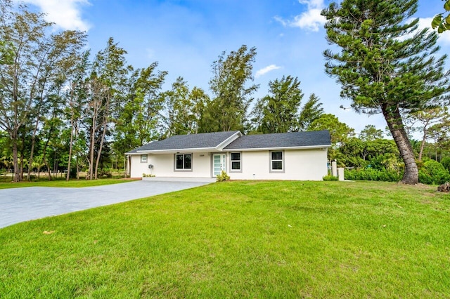 single story home with a front lawn