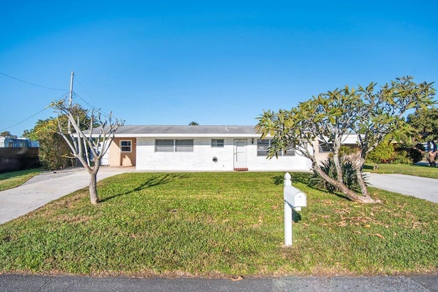 ranch-style house featuring a front lawn