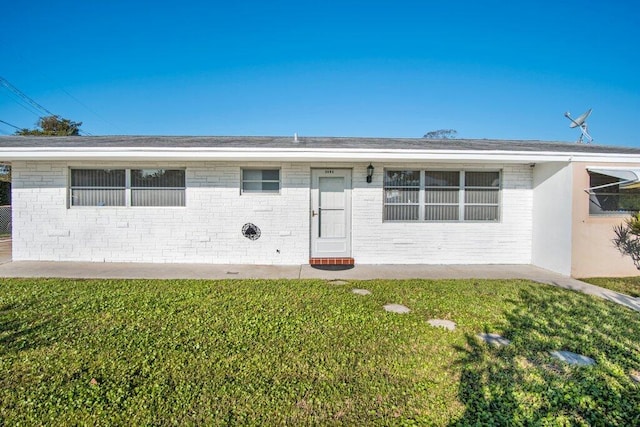 ranch-style home with a front lawn