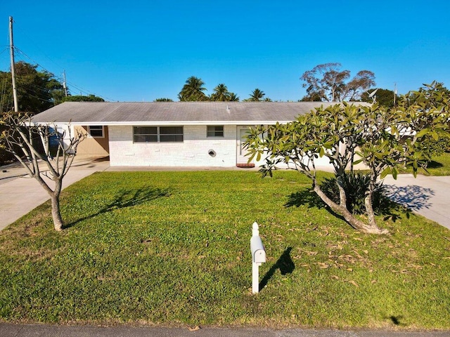 ranch-style home with a front yard