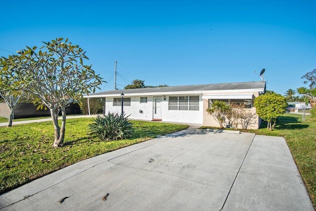 ranch-style home featuring a front lawn