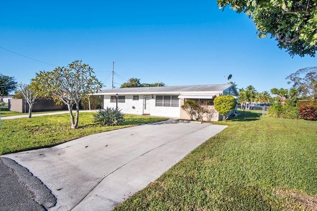 single story home featuring a front lawn