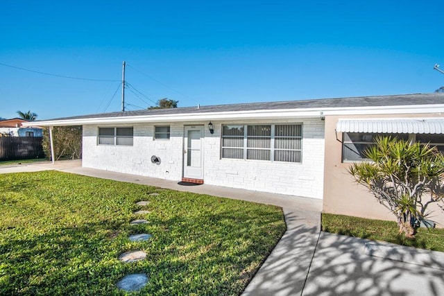 ranch-style house featuring a front yard